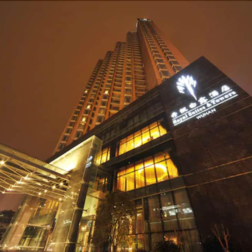 Royal Suites & Towers Wuhan Exteriör bild