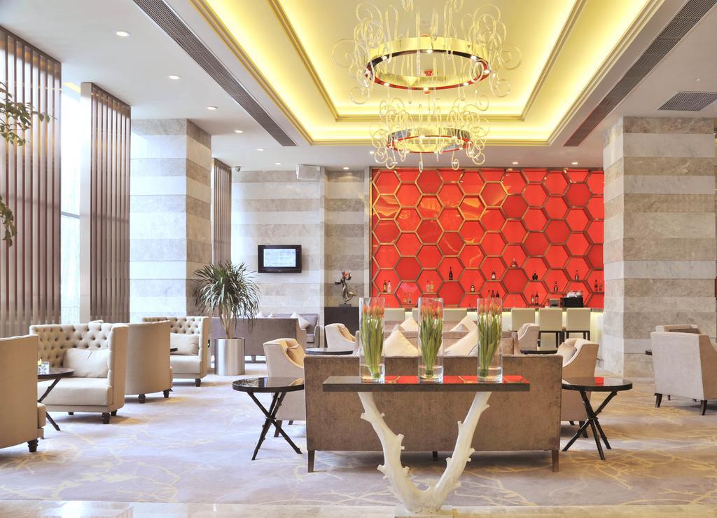 Royal Suites & Towers Wuhan Exteriör bild