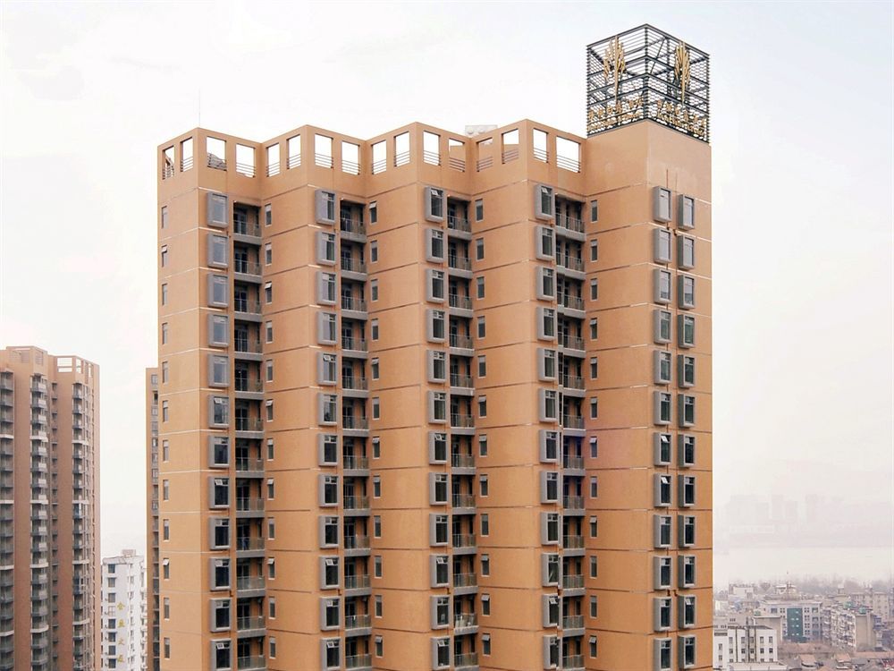 Royal Suites & Towers Wuhan Exteriör bild