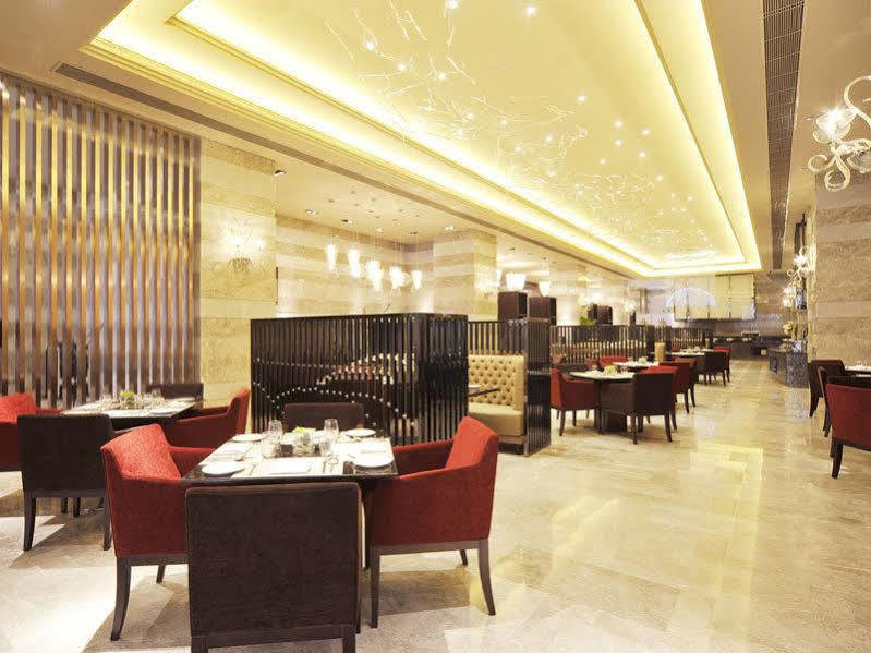 Royal Suites & Towers Wuhan Exteriör bild