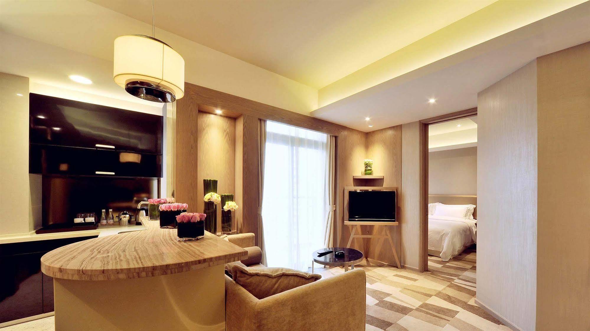 Royal Suites & Towers Wuhan Exteriör bild