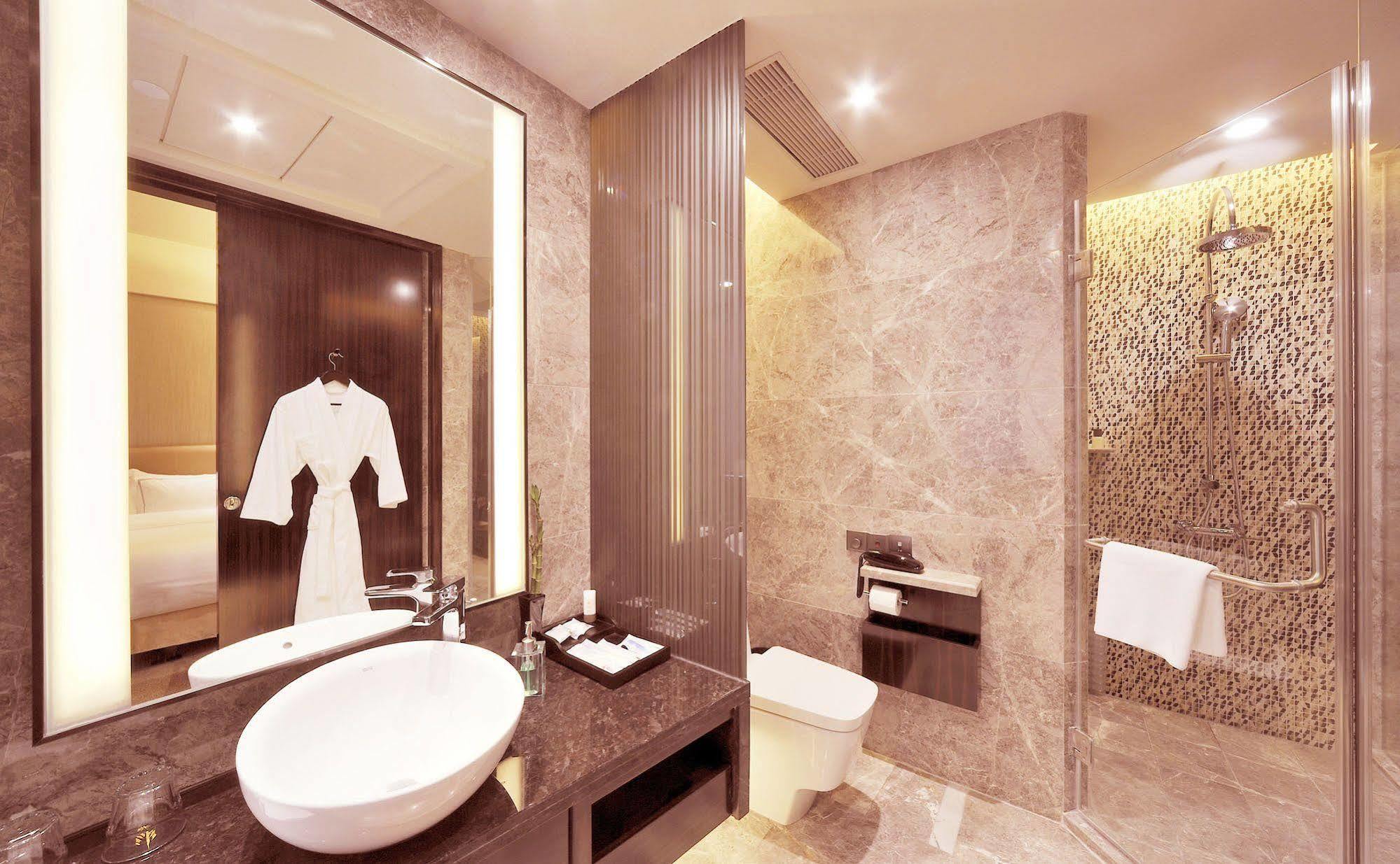 Royal Suites & Towers Wuhan Exteriör bild