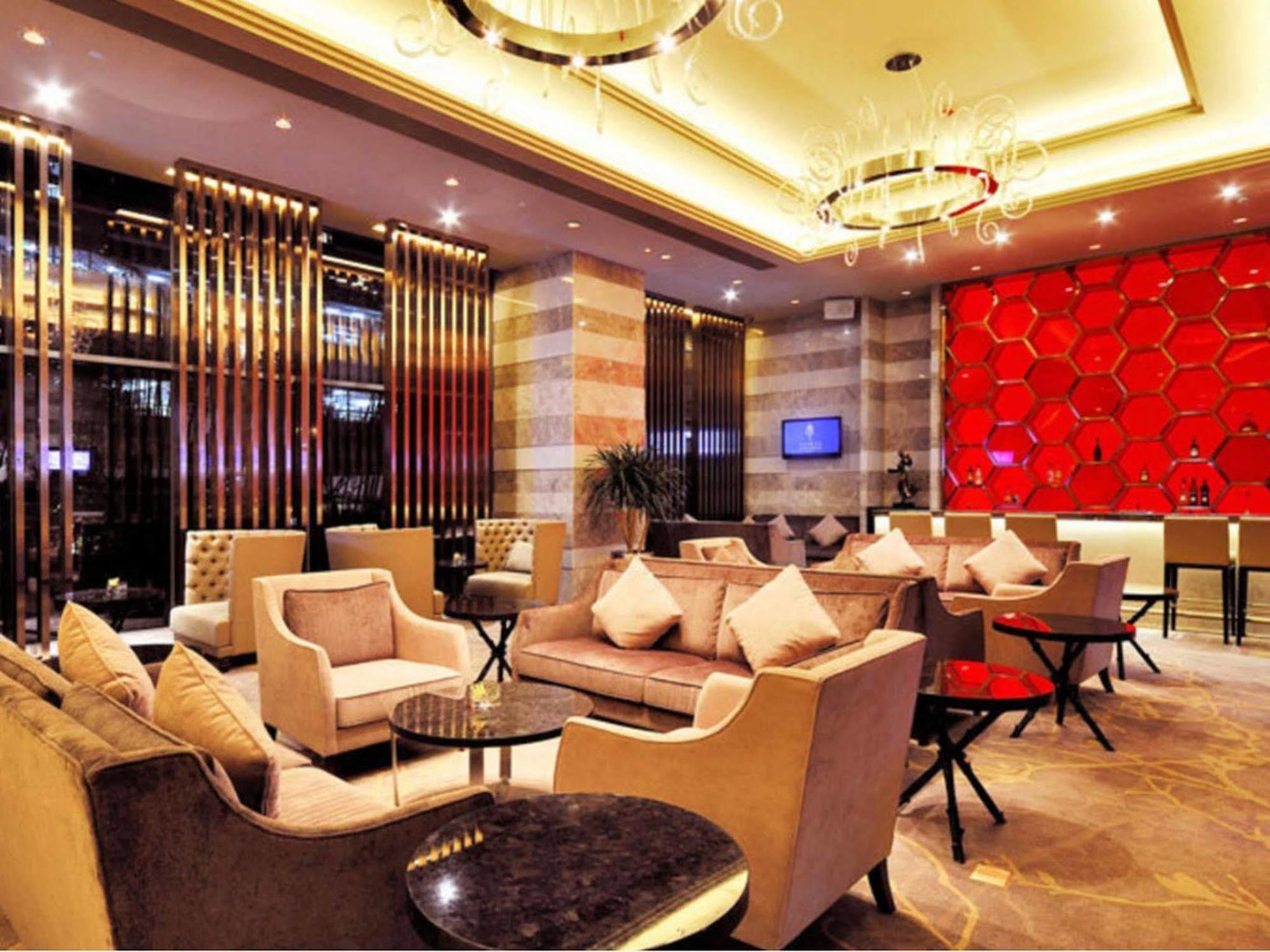 Royal Suites & Towers Wuhan Exteriör bild