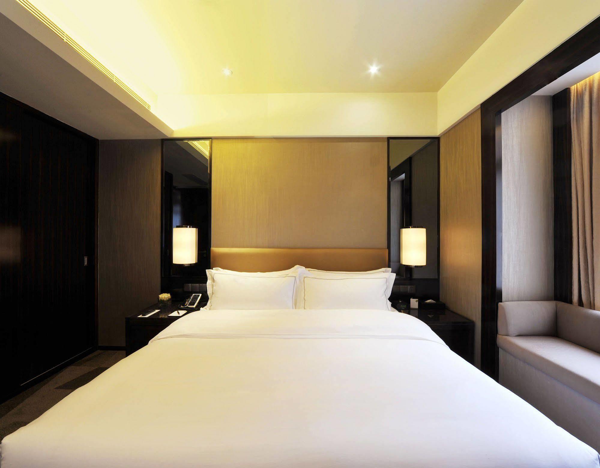Royal Suites & Towers Wuhan Exteriör bild