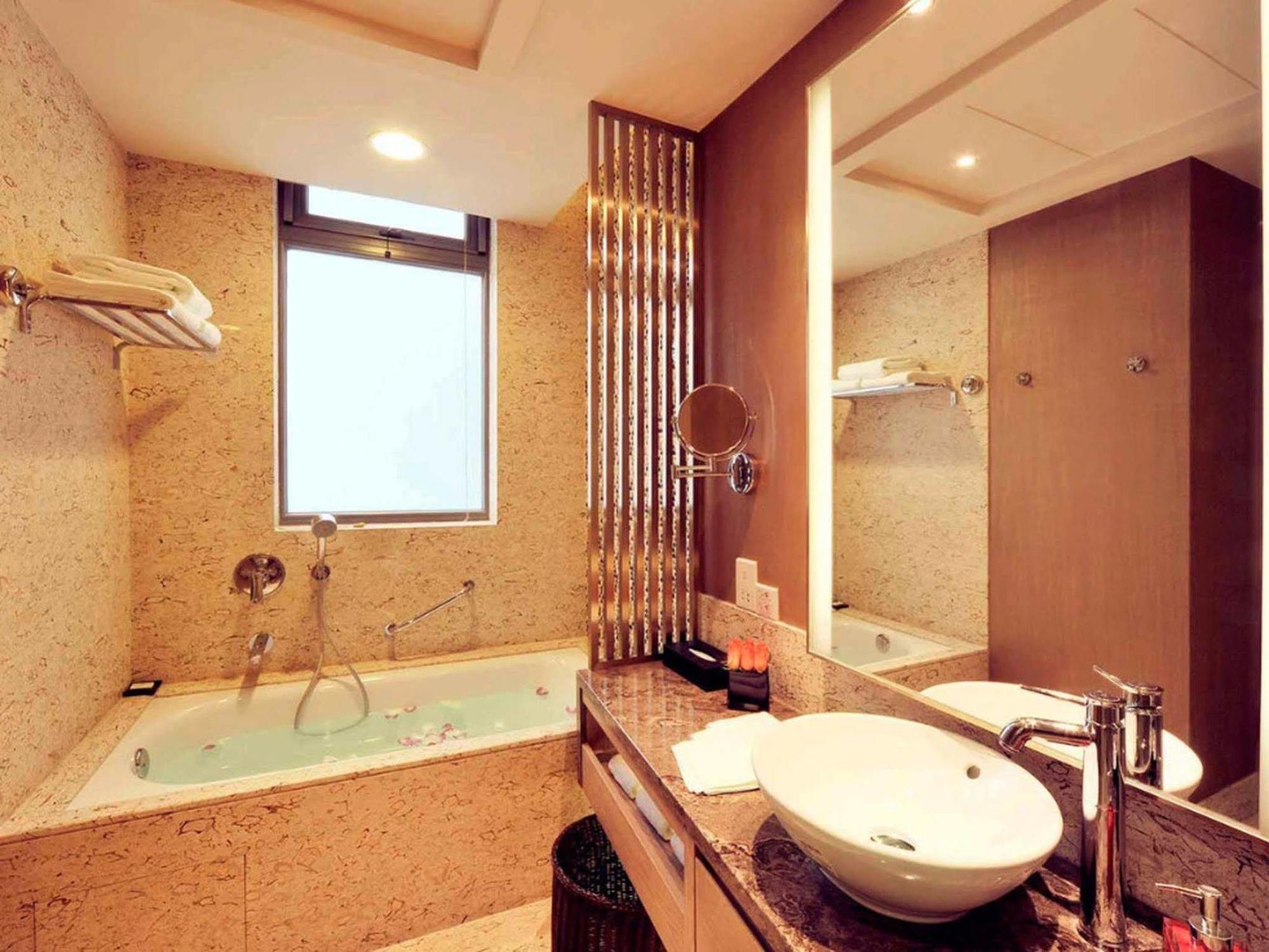 Royal Suites & Towers Wuhan Exteriör bild